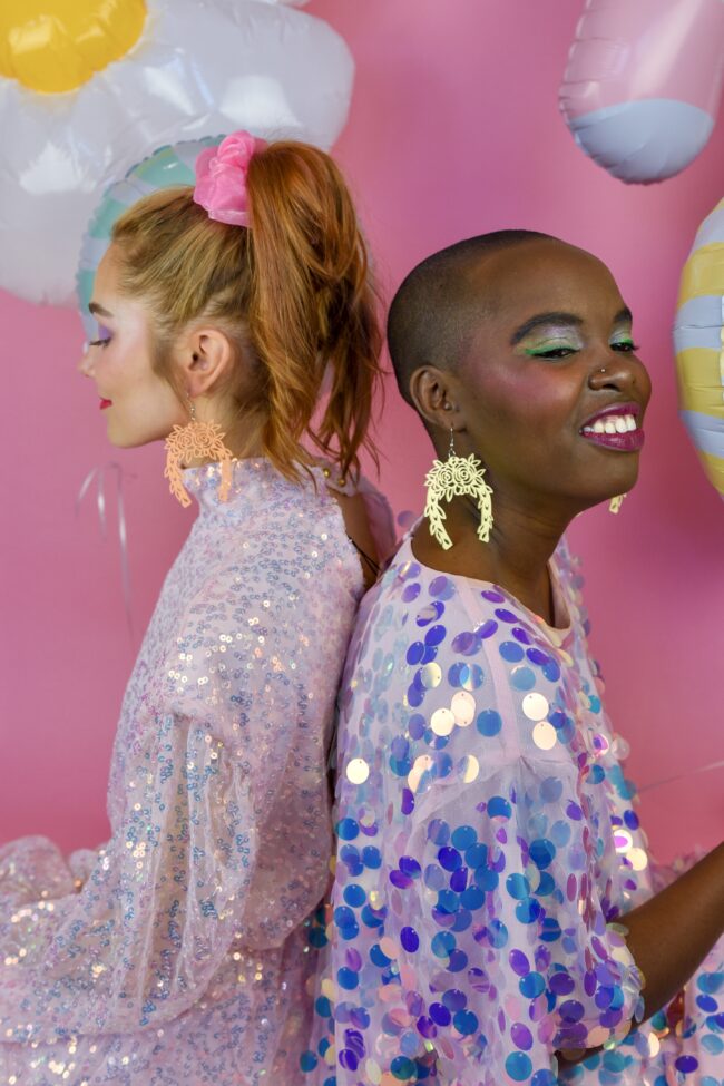 Isot Statement Onnenkenkä korvakorut vaaleankeltainen titiMadam Isot Statement Onnenkenkä korvakorut vaaleankeltainen titiMadam