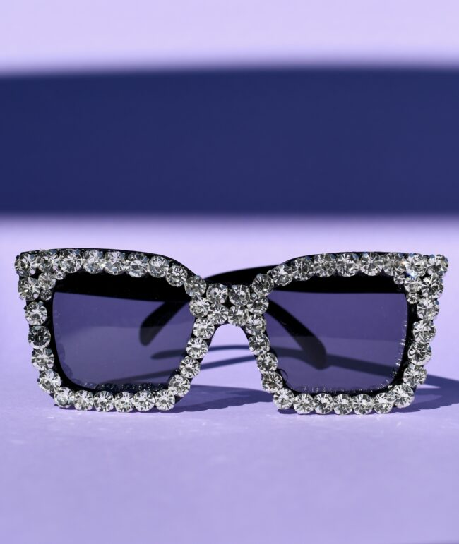 Mustat Timanttikoristeiset Aurinkolasit kotimaisesta titiMadam Jewelry verkkokaupasta Mustat Timanttikoristeiset Aurinkolasit kotimaisesta titiMadam Jewelry verkkokaupasta