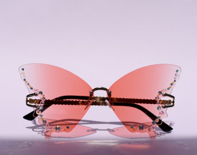 Perhonen Vaaleanpunaiset Aurinkolasit Timanttikoristeilla titiMadam Perhonen Vaaleanpunaiset Aurinkolasit Timanttikoristeilla titiMadam