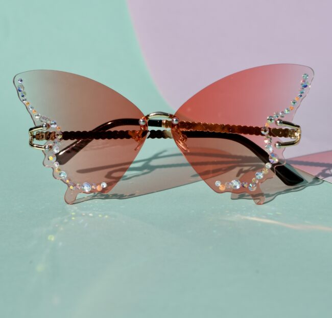 Perhosen Malliset Vaaleanpunaiset Timanttikoristeiset Isot Aurinkolasit titiMadam Perhosen Malliset Vaaleanpunaiset Timanttikoristeiset Isot Aurinkolasit titiMadam