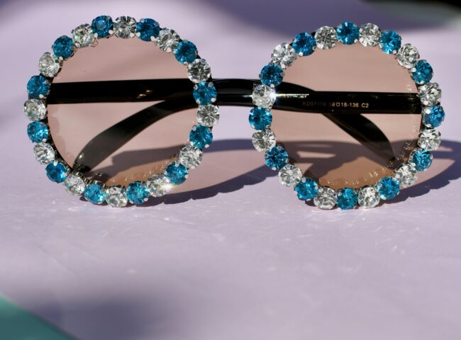 Pyöreät mustat aurinkolasit ruskeat linssit turkoosit timantti titiMadam Pyöreät mustat aurinkolasit ruskeat linssit turkoosit timantti titiMadam