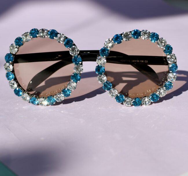 Pyöreät mustat isot aurinkolasit turkoosit timantti titiMadam