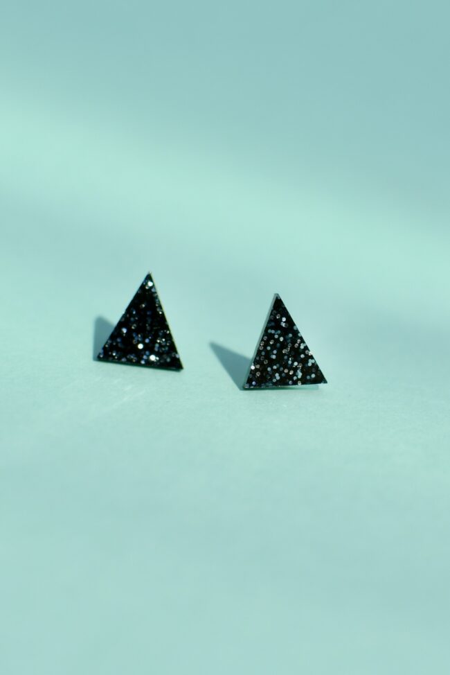 Pienet Glitter Kolmio mustat Nappikorvakorut titiMadam Pienet Glitter Kolmio mustat Nappikorvakorut titiMadam