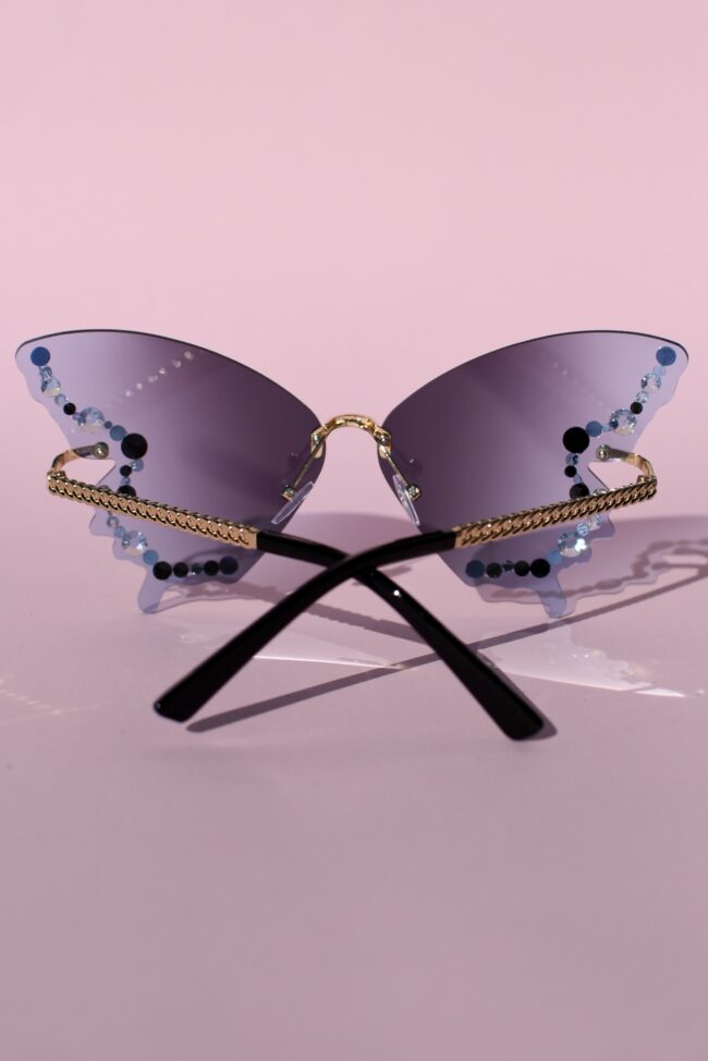 Mustat perhosen malliset aurinkolasit timanttikoristeilla suomalainen titiMadam Jewelry 1 Mustat perhosen malliset aurinkolasit timanttikoristeilla suomalainen titiMadam Jewelry