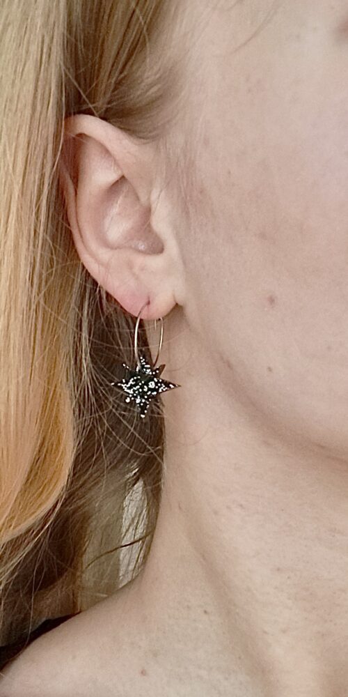 Pienet Glitter Galaksi korvakorut renkaalla musta titiMadam Jewelry