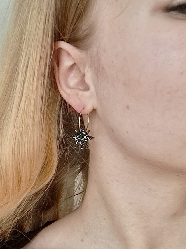 Pienet Glitter Galaksi korvakorut renkaalla musta titiMadam Jewelry Pienet Glitter Galaksi korvakorut renkaalla musta titiMadam Jewelry