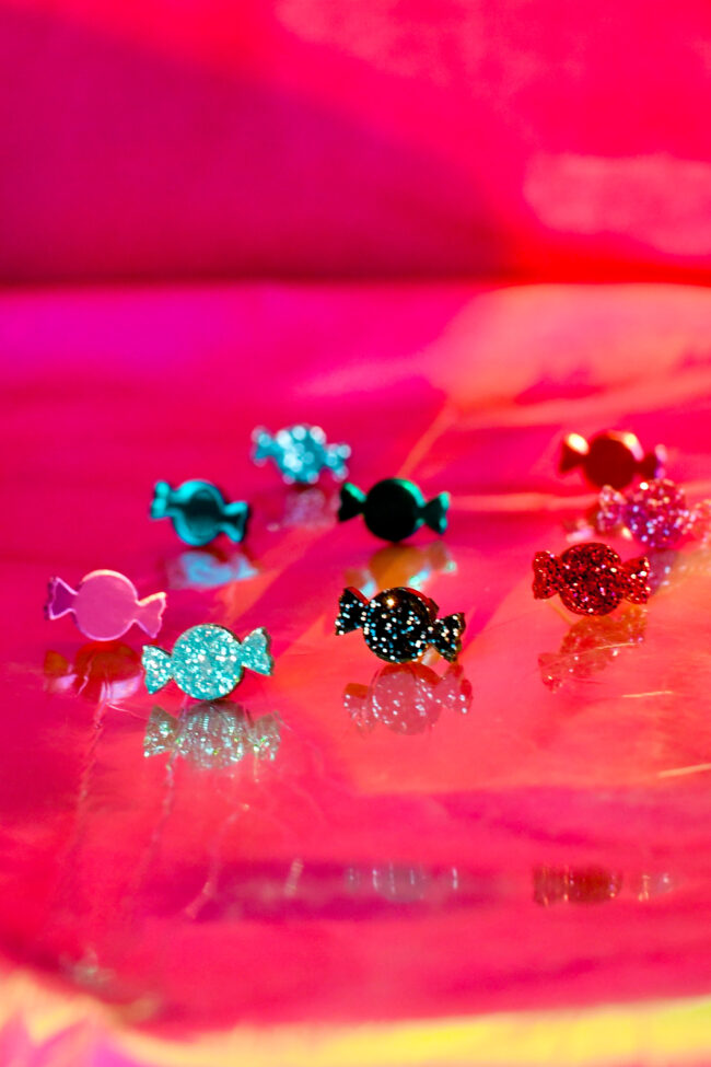 Karkki Nappikorvakorut saatavana useassa sävyssä titiMadam Jewelry verkkokaupasta! Karkki Nappikorvakorut saatavana useassa sävyssä titiMadam Jewelry verkkokaupasta!