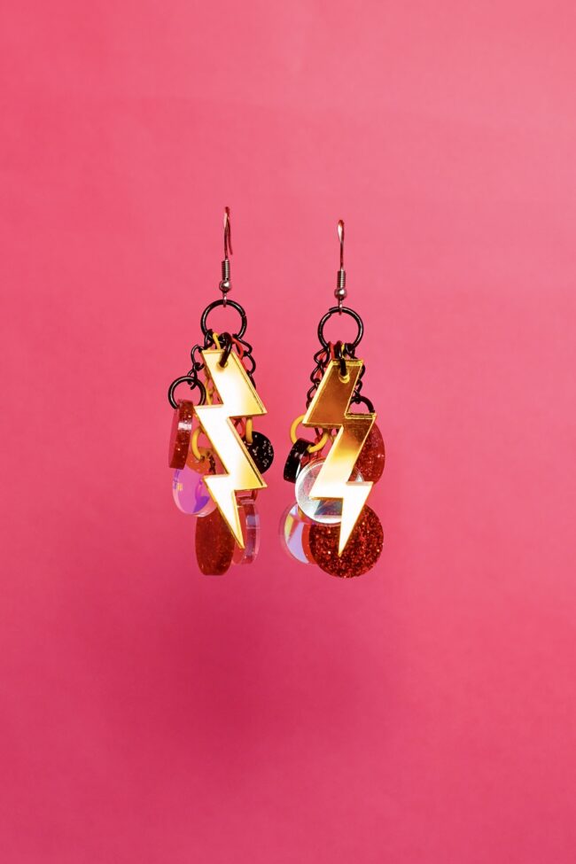 Näyttävät uniikit korvakorut DOP Lightning Golden titiMadam Näyttävät uniikit korvakorut DOP Lightning Golden titiMadam