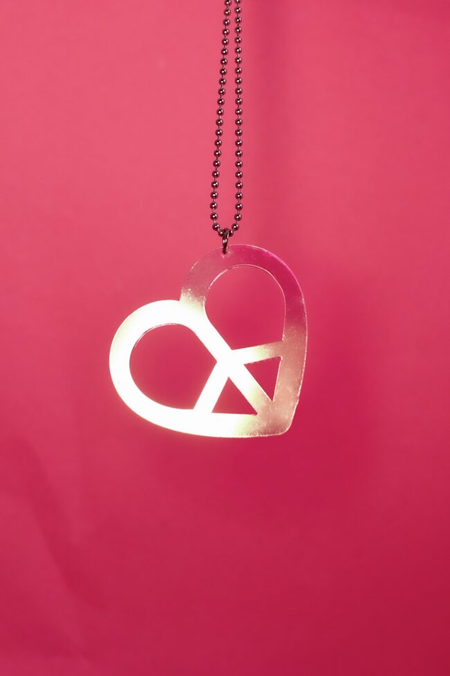 Peace Sydän Iso Kaulakoru Hologram Iridescent kaulakoru titiMadam Peace Sydän Iso Kaulakoru Hologram Iridescent kaulakoru titiMadam