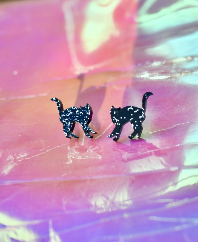 Glitter Kissa Nappikorvakorut musta titiMadam Jewelry Glitter Kissa Nappikorvakorut musta titiMadam Jewelry