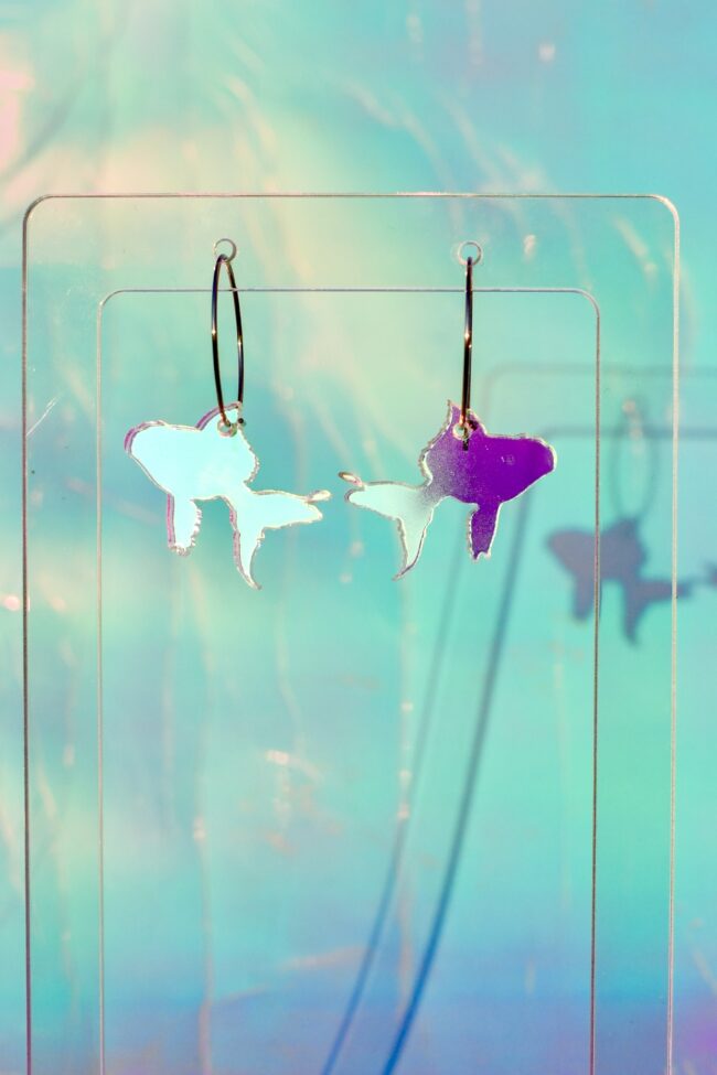 Pienet Kultakala korvakorut iridescent renkaalla titiMadam Jewelry Pienet Kultakala korvakorut iridescent renkaalla titiMadam Jewelry