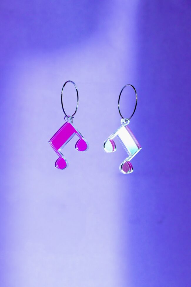 Pienet Nuotti korvakorut iridescent renkaalla titiMadam Jewelry Pienet Nuotti korvakorut iridescent renkaalla titiMadam Jewelry