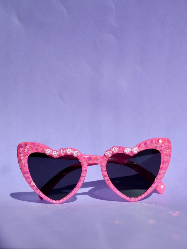 Customoitavat uniikit aurinkolasit Bride To Be Pinkki titiMadam Jewelry Customoitavat uniikit aurinkolasit Bride To Be Pinkki titiMadam Jewelry