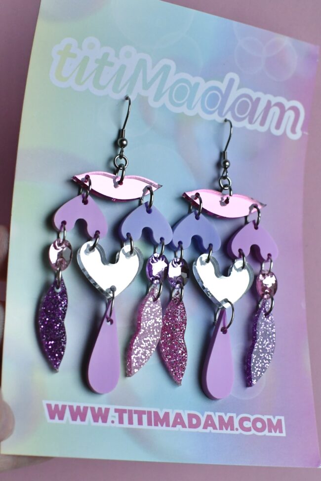 Kotimaisesta titiMadam Jewelry verkkokaupasta löydät uniikit, näyttävät, värikkäät HEARTLESS 40 korvakorut! Kotimaisesta titiMadam Jewelry verkkokaupasta löydät uniikit, näyttävät, värikkäät HEARTLESS 40 korvakorut!