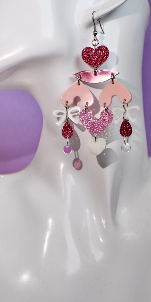 Kotimaiset uniikit näyttävät HEARTLESS 23 korvakorut titiMadam Jewelry verkkokaupasta!