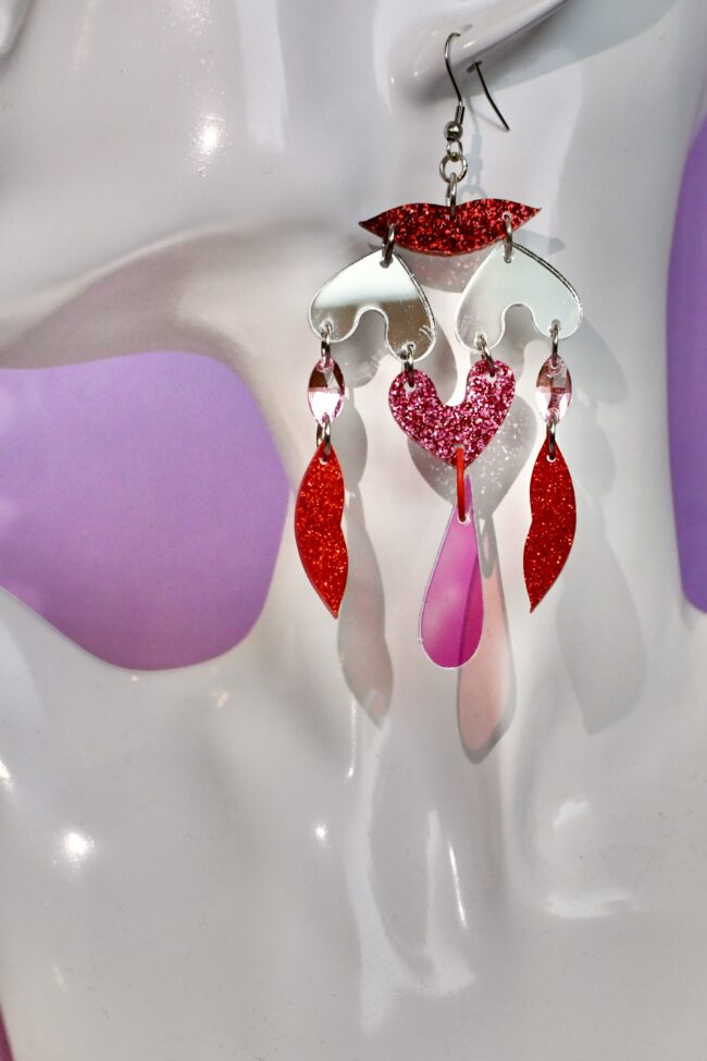 Kotimaiset uniikit näyttävät HEARTLESS 31 korvakorut titiMadam Jewelry verkkokaupasta! Kotimaiset uniikit näyttävät HEARTLESS 31 korvakorut titiMadam Jewelry verkkokaupasta!