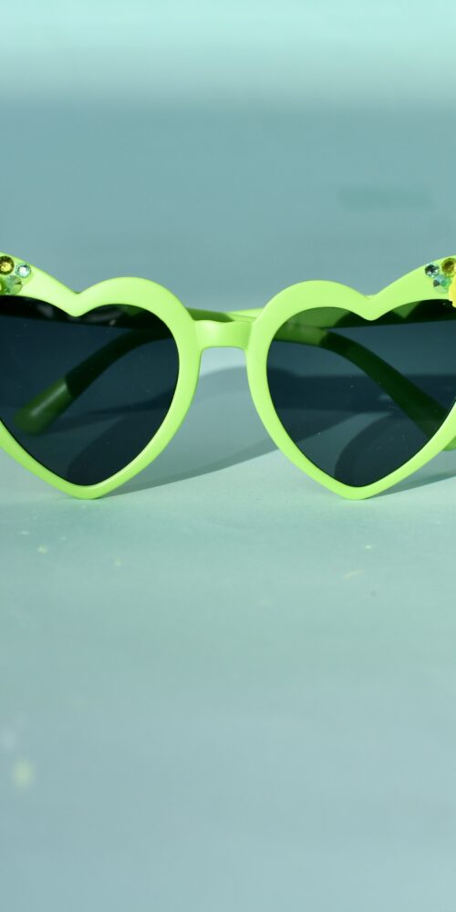 Omenanvihreät Sydämen malliset Timantti Aurinkolasit kotimaisesta titiMadam Jewelry verkkokaupasta!