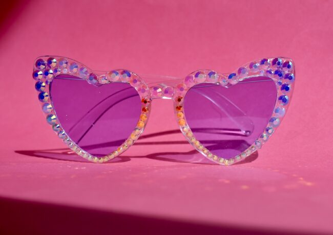 Sateenkaari värityksellä Sydämen malliset Timantti Aurinkolasit kotimaisesta titiMadam Jewelry verkkokaupasta!