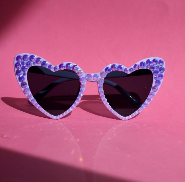 Sydämen malliset lavenlelit Timantti Aurinkolasit kotimaisesta titiMadam Jewelry verkkokaupasta! Sydämen malliset lavenlelit Timantti Aurinkolasit kotimaisesta titiMadam Jewelry verkkokaupasta!