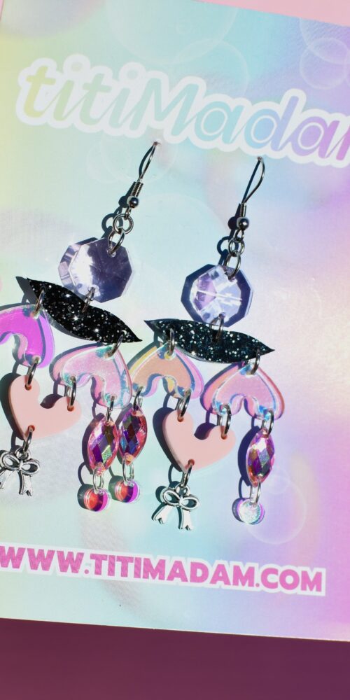 Uniikit näyttävät HEARTLESS 30 korvakorut titiMadam Jewelry verkkokaupasta!