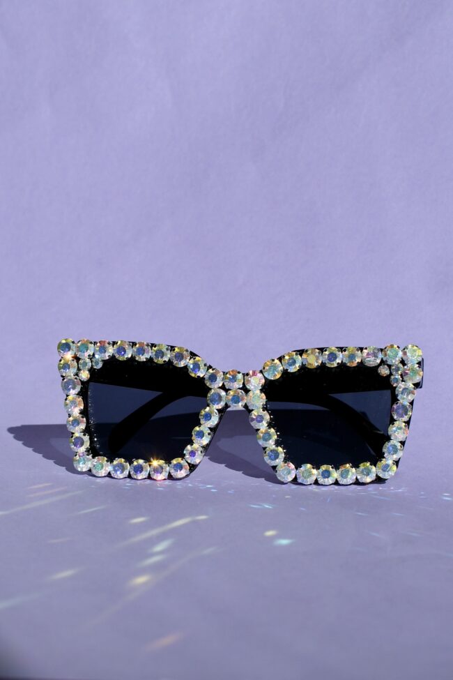 Mustat aurinkolasit AB Kirkas timanttikoristeilla kotimaisesta titiMadam Jewelry verkkokaupasta! Mustat aurinkolasit AB Kirkas timanttikoristeilla kotimaisesta titiMadam Jewelry verkkokaupasta!