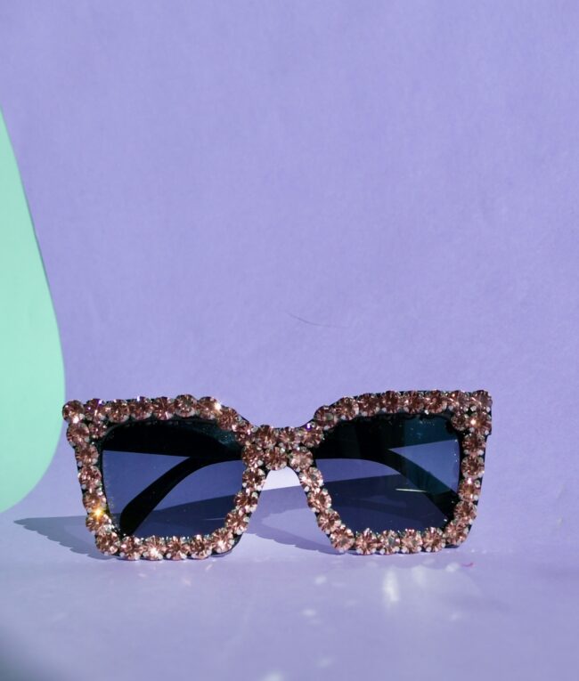Mustat aurinkolasit ametisti timantti koristeilla kotimaisesta titiMadam Jewelry verkkokaupasta! 3 Mustat aurinkolasit ametisti timantti koristeilla kotimaisesta titiMadam Jewelry verkkokaupasta! 3