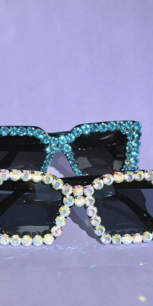 Mustat aurinkolasit turkoosi AB kirkas timanttikoristeilla kotimaisesta titiMadam Jewelry verkkokaupasta!