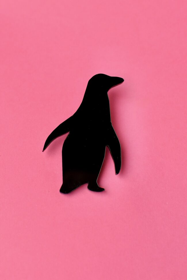 Bozan Pingviini Iso musta pinni aikuisille ja lapsille titiMadam Jewelry Bozan Pingviini Iso musta pinni aikuisille ja lapsille titiMadam Jewelry