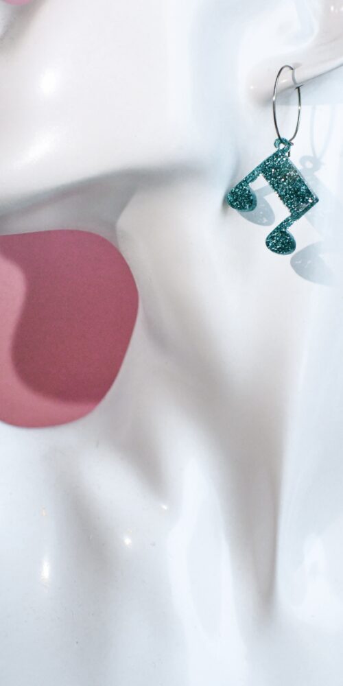 Pienet Nuotti korvakorut jade glitter sävyssä titiMadam Jewelry