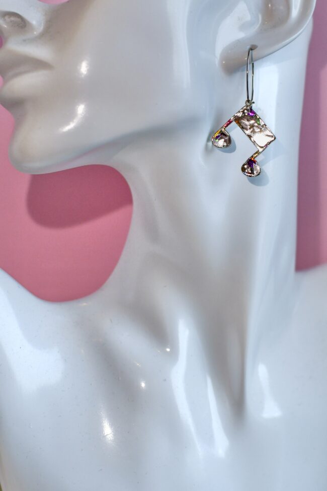 Pienet Nuotti korvakorut monivärisessä partyglitter sävyssä titiMadam Jewelry Pienet Nuotti korvakorut monivärisessä partyglitter sävyssä titiMadam Jewelry