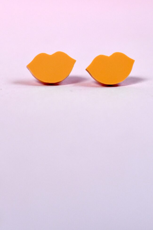 Pienet Huulet nappikorvakorut persikka titiMadam Jewelry Pienet Huulet nappikorvakorut persikka titiMadam Jewelry