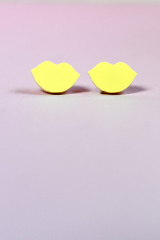 Pienet Huulet nappikorvakorut vaaleankeltainen titiMadam Jewelry Pienet Huulet nappikorvakorut vaaleankeltainen titiMadam Jewelry